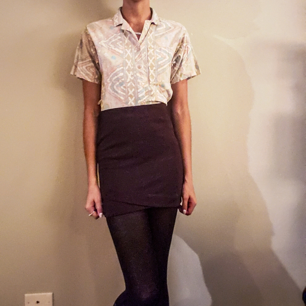 Short-sleeve buttoned shirt.